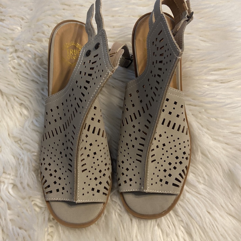 True Craft light gray Heels with Laser-Cut Design BNWOT size 9.5 see all photos - Picture 5 of 12